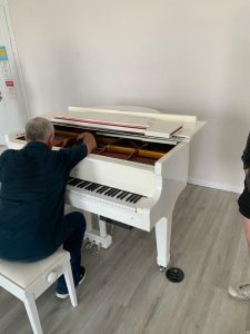 Перевозка пианино с грузчиками в %GDE%